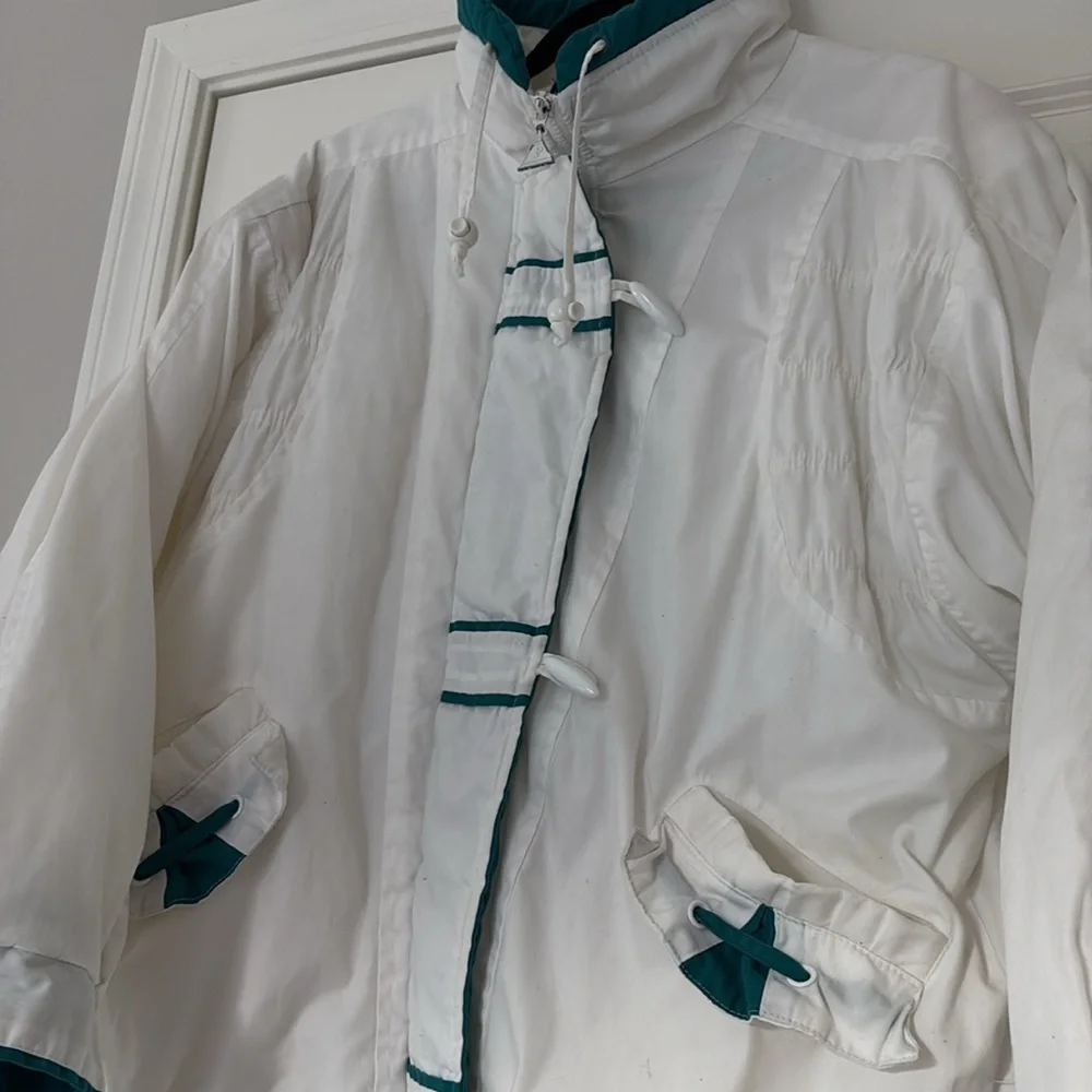 Pacer Women’s White with Green Accents Vintage Puffy Snow Ski Jacket - Picture 2 of 6